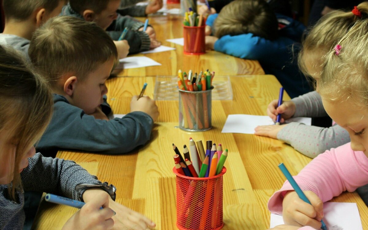 Kinder im Kindergarten malen Bilder Kinder im Kindergarten malen Bilder